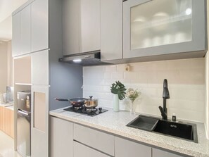 Apartemen Standar | Dapur pribadi | Peralatan masak/sendok-piring