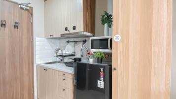 Standard Apartment | Private kitchen | Cookware/dishes/utensils