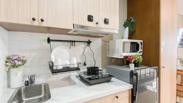 Standard Apartment | Private kitchen | Cookware/dishes/utensils