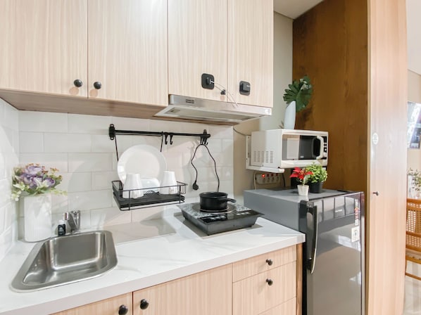 Standard Apartment | Private kitchen | Cookware/dishes/utensils