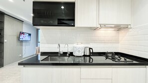 Standard Apartment | Private kitchen | Cookware/dishes/utensils