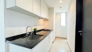 Apartemen Standar | Dapur pribadi | Peralatan masak/sendok-piring