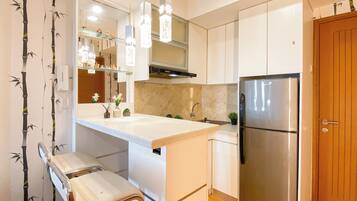 Standard Apartment | Private kitchen | Cookware/dishes/utensils