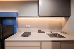 Standaard appartement | Privékeuken | Kookgerei, borden en bestek