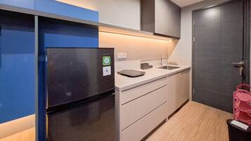 Standard Apartment | Private kitchen | Cookware/dishes/utensils