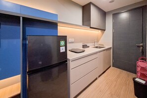 Standard Apartment | Private kitchen | Cookware/dishes/utensils