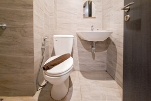 Standard Apartment | Bathroom | Shower