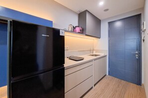 Standard Apartment | Private kitchen | Cookware/dishes/utensils