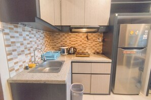 Standard Apartment | Private kitchen | Fridge, cookware/dishes/utensils