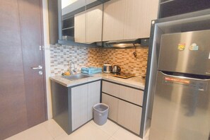Standard Apartment | Private kitchen | Fridge, cookware/dishes/utensils