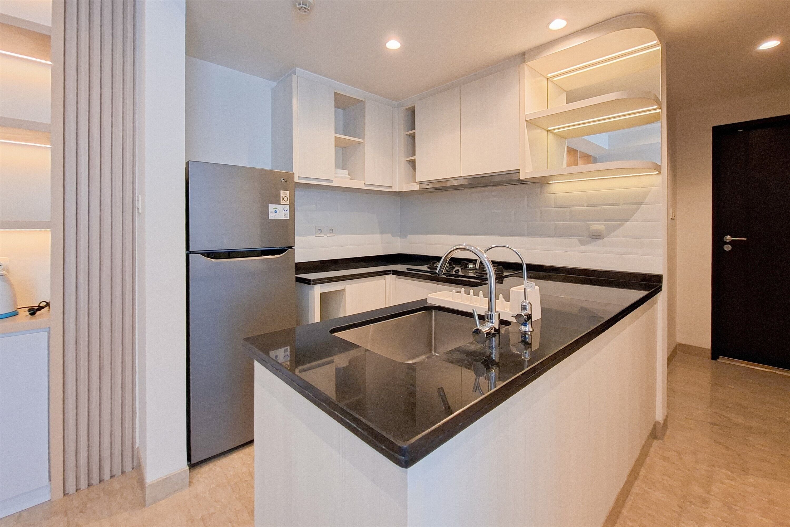 Standard Apartment | Private kitchen | Fridge, cookware/dishes/utensils
