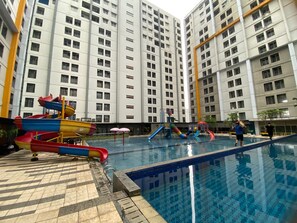 Outdoor pool - Studio Near Summarecon Mall Serpong At Paramount Skyline Apartment (Gading Serpong)