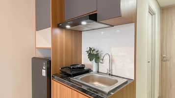Standard Apartment | Private kitchen | Cookware/dishes/utensils