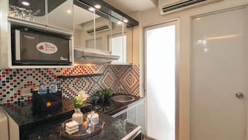 Apartamento standard | Cozinha privada | Talheres/pratos/utensílios de cozinha