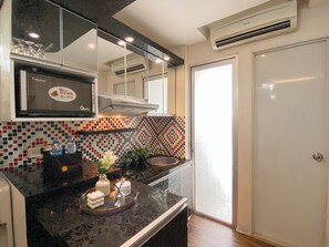 Apartamento standard | Cozinha privada | Talheres/pratos/utensílios de cozinha