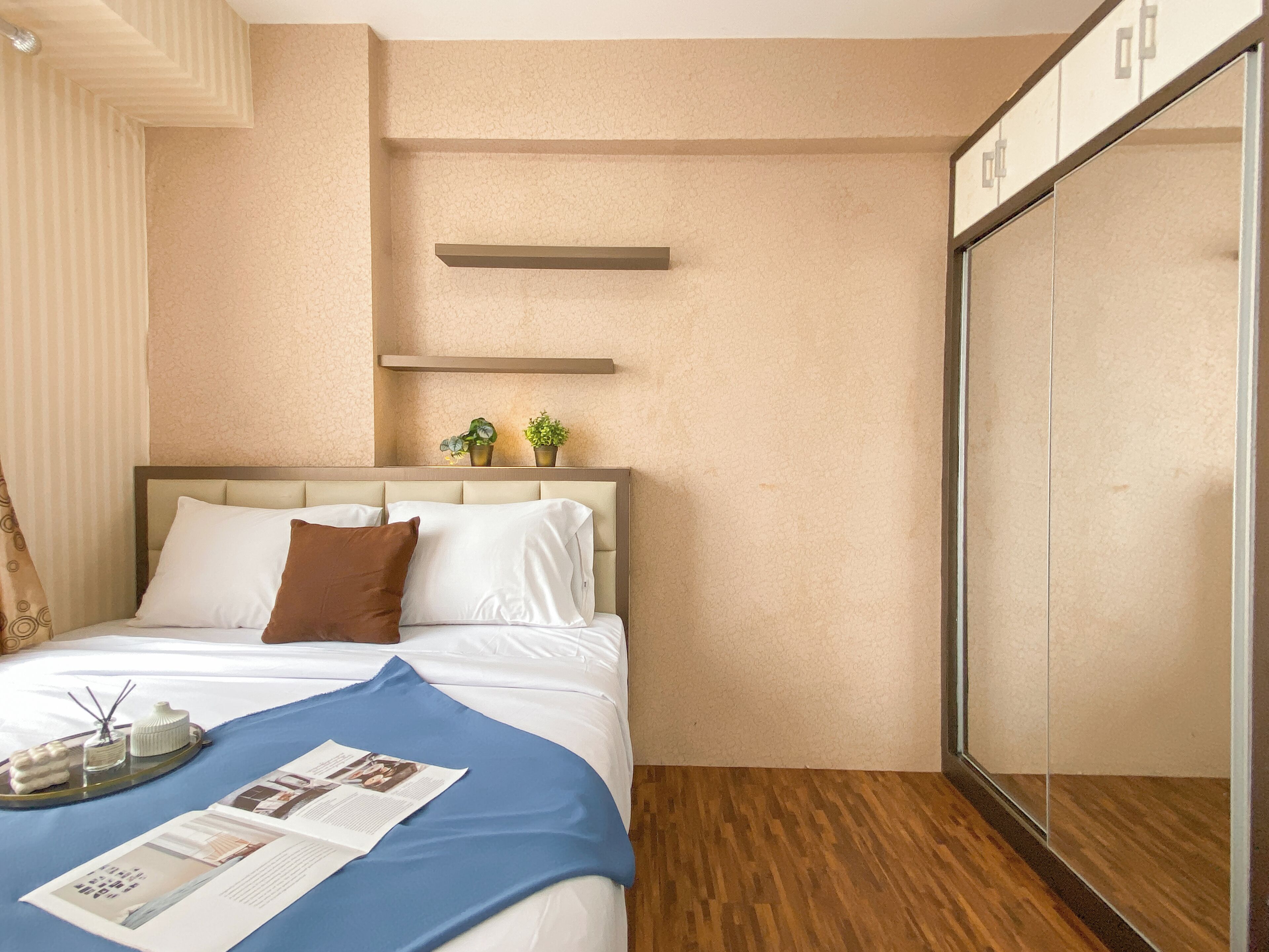 Une chambre bien rangée, avec un lit, des tables de chevet et une armoire.