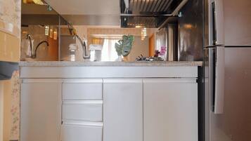 Standard Apartment | Private kitchen | Cookware/dishes/utensils