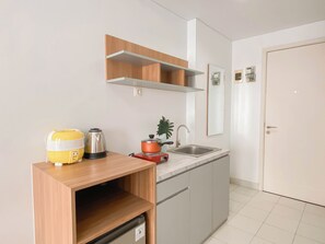 Standaard appartement | Privékeuken | Kookgerei, borden en bestek