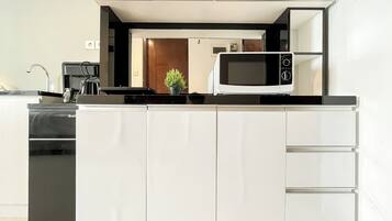 Apartamento | Cozinha privada | Micro-ondas, cooktop, talheres/pratos/utensílios de cozinha