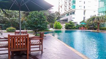 Una piscina al aire libre