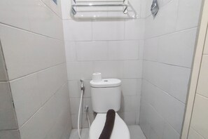 Apartment | Badezimmer | Dusche, kostenlose Toilettenartikel, Handtücher