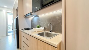 Apartemen | Dapur pribadi | Lemari es, kompor, dan peralatan masak/sendok-piring