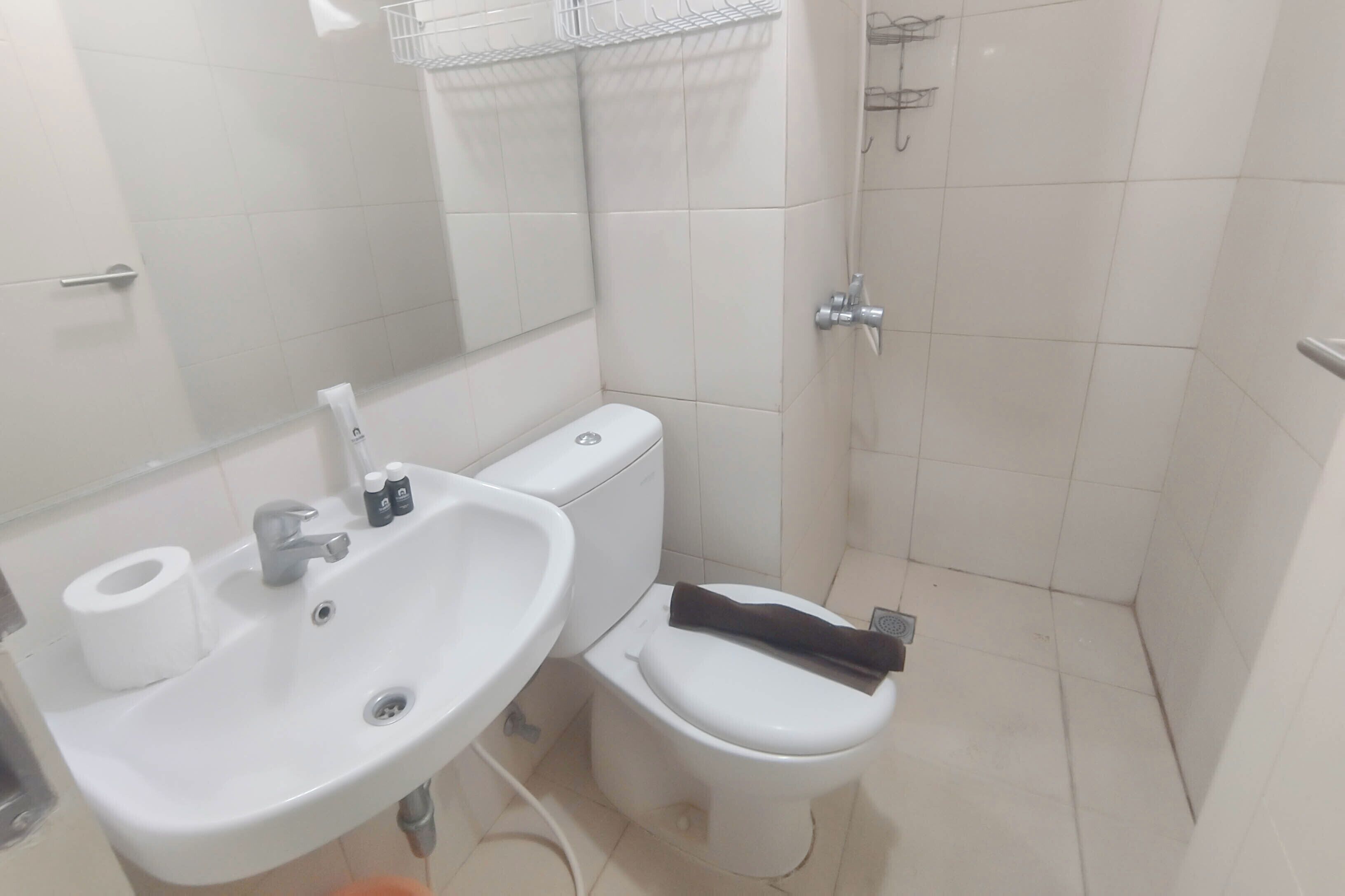 Apartment | Bathroom | Shower, free toiletries, towels