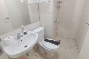 Apartment | Badezimmer | Dusche, kostenlose Toilettenartikel, Handtücher