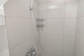 Apartemen | Kamar mandi | Shower, perlengkapan mandi gratis,  dan handuk