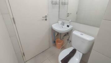 Apartment | Bathroom | Shower, free toiletries, towels