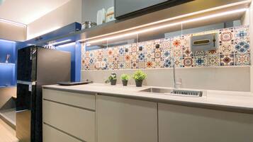 Appartement | Privékeuken | Een koelkast, een kookplaat, kookgerei, borden en bestek