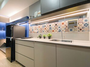 Apartamento | Cozinha privada | Geladeira, cooktop, talheres/pratos/utensílios de cozinha