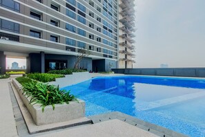 Outdoor pool - Modern Minimalist Studio Apartment At Collins Boulevard (Tangerang)