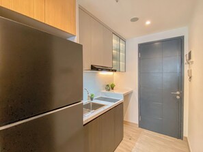 Private kitchen - Modern Minimalist Studio Apartment At Collins Boulevard (Tangerang)