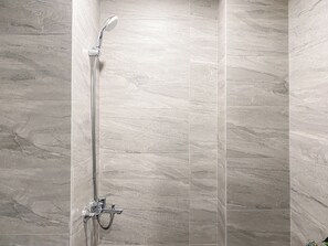 Apartment | Badezimmer | Dusche, kostenlose Toilettenartikel, Handtücher