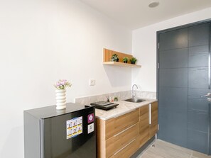 Apartment | Eigene Küche | Kühlschrank, Herdplatte, Kochgeschirr/Geschirr/Besteck