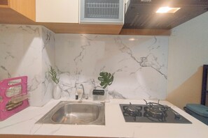 Apartamento | Cocina privada | Frigorífico, placa de cocina y utensilios de cocina