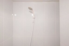 Appartement | Salle de bain | Douche, articles de toilette (gratuits), serviettes fournies