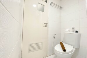 Apartemen | Kamar mandi | Shower, perlengkapan mandi gratis,  dan handuk