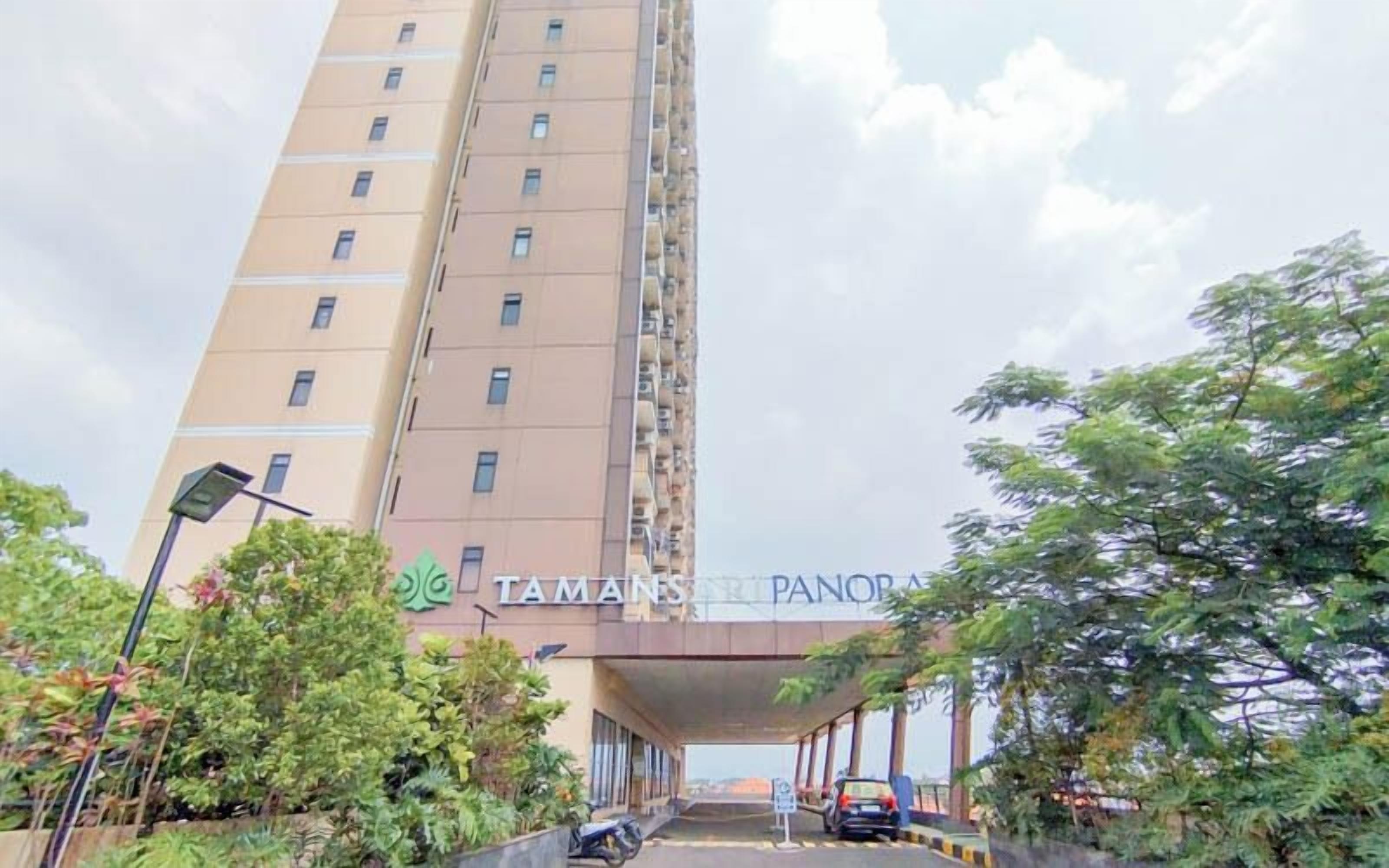 A tall hotel building with a sign reading "TAMANS PANORAMA".