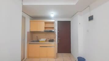 Apartment | Private kitchen | Fridge, stovetop, cookware/dishes/utensils
