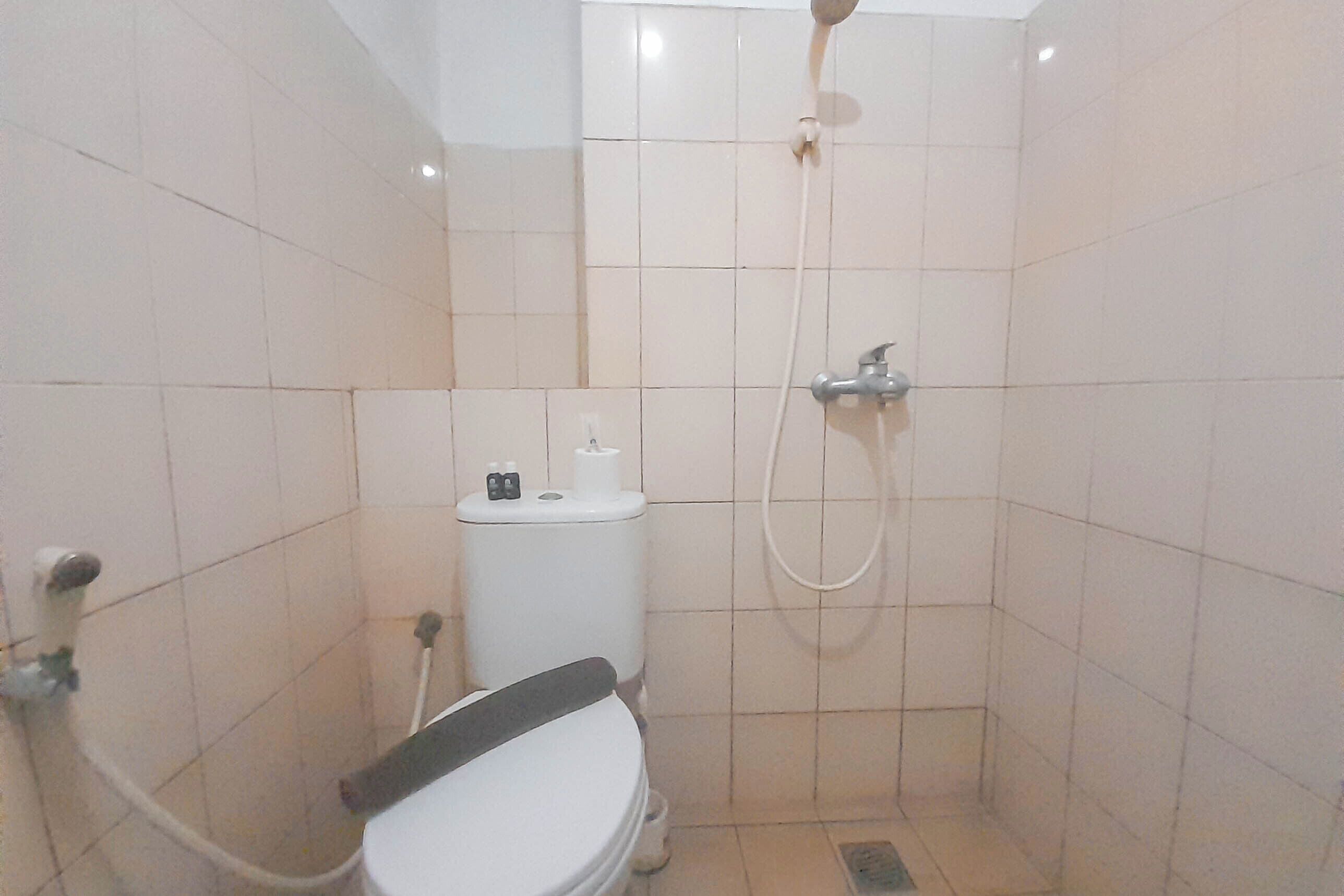 Un baño pequeño con azulejos, que incluye inodoro, ducha y bidé.