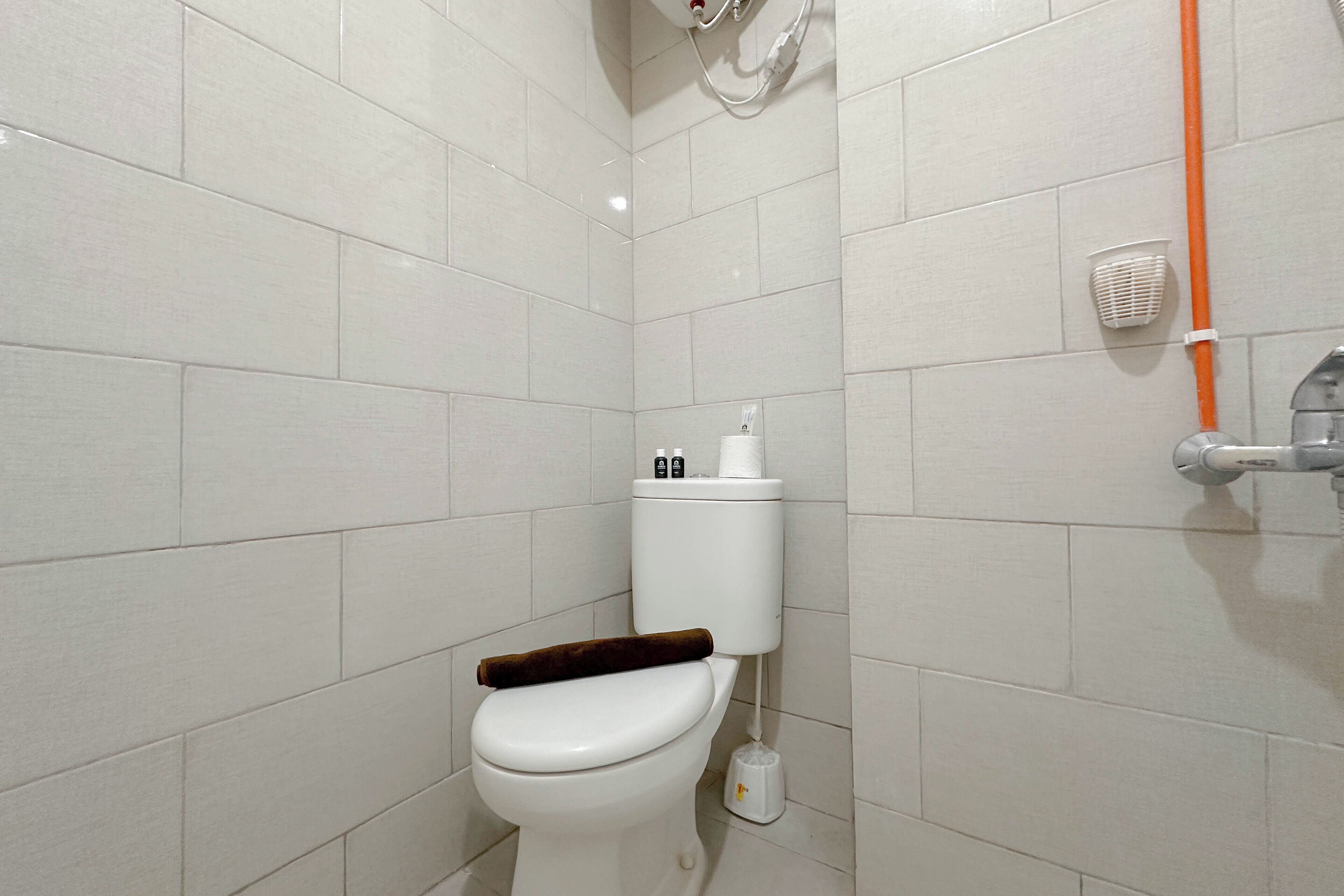 Appartement | Badkamer | Een douche, gratis toiletartikelen, handdoeken