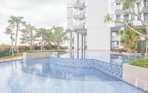 Hồ bơi ngoài trời