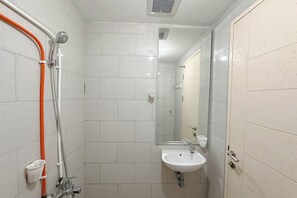 Appartement | Salle de bain | Douche, articles de toilette gratuits, serviettes fournies