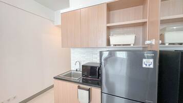 Departamento | Cocina privada | Refrigerador, microondas, arrocera y utensilios de cocina