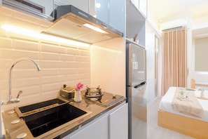 Apartment | Private kitchen | Fridge, stovetop, cookware/dishes/utensils - Studio Room Near Mall At Transpark Juanda Bekasi Timur Apartment (Bekasi)
