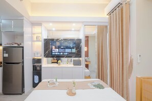 Interior - Studio Room Near Mall At Transpark Juanda Bekasi Timur Apartment (Bekasi)