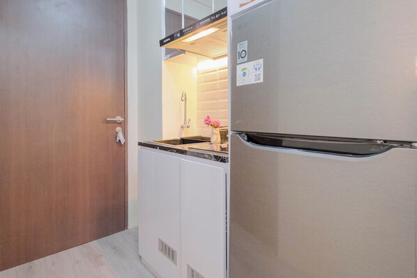 Apartment | Private kitchen | Fridge, stovetop, cookware/dishes/utensils - Studio Room Near Mall At Transpark Juanda Bekasi Timur Apartment (Bekasi)