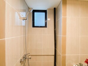 Lejlighed | Badeværelse | Bruser, gratis toiletartikler, håndklæder